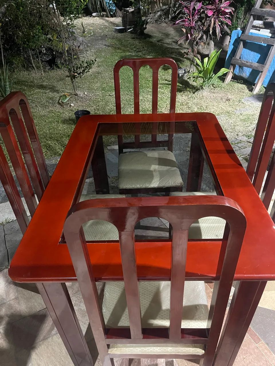 Mesa de madeira com 4 cadeiras 64961605127683124