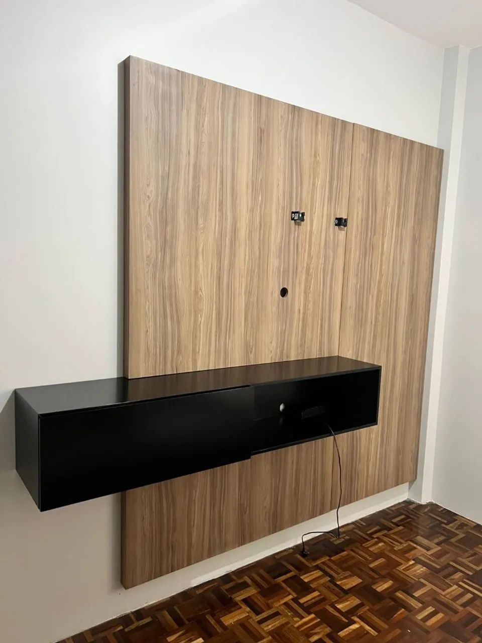 Painel para TV Amadeirado com Rack Preto
