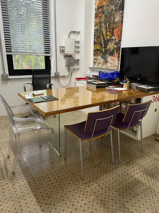 Móvel com mesa com tampo de vidro