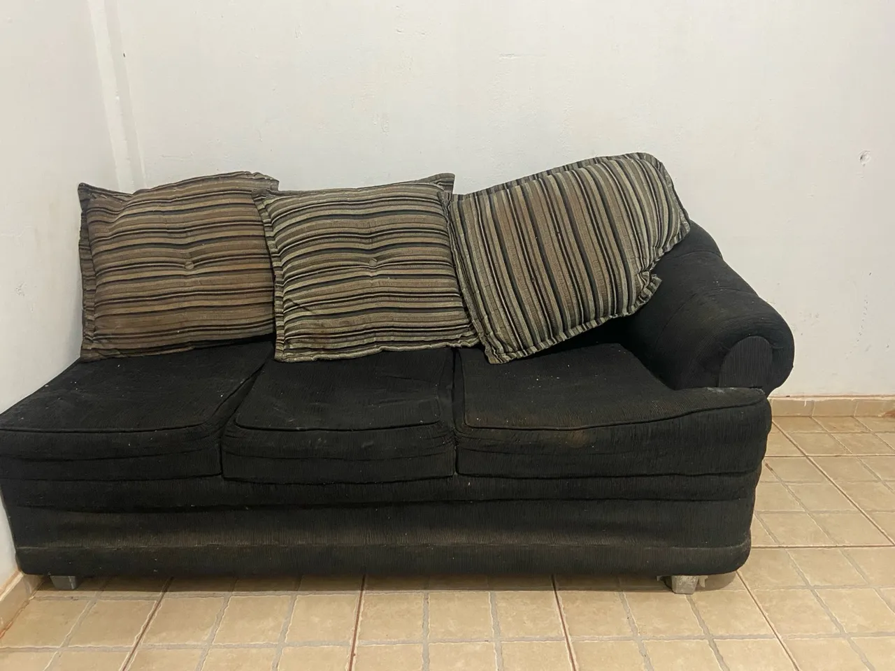 Sofá 3 lugares com almofadas