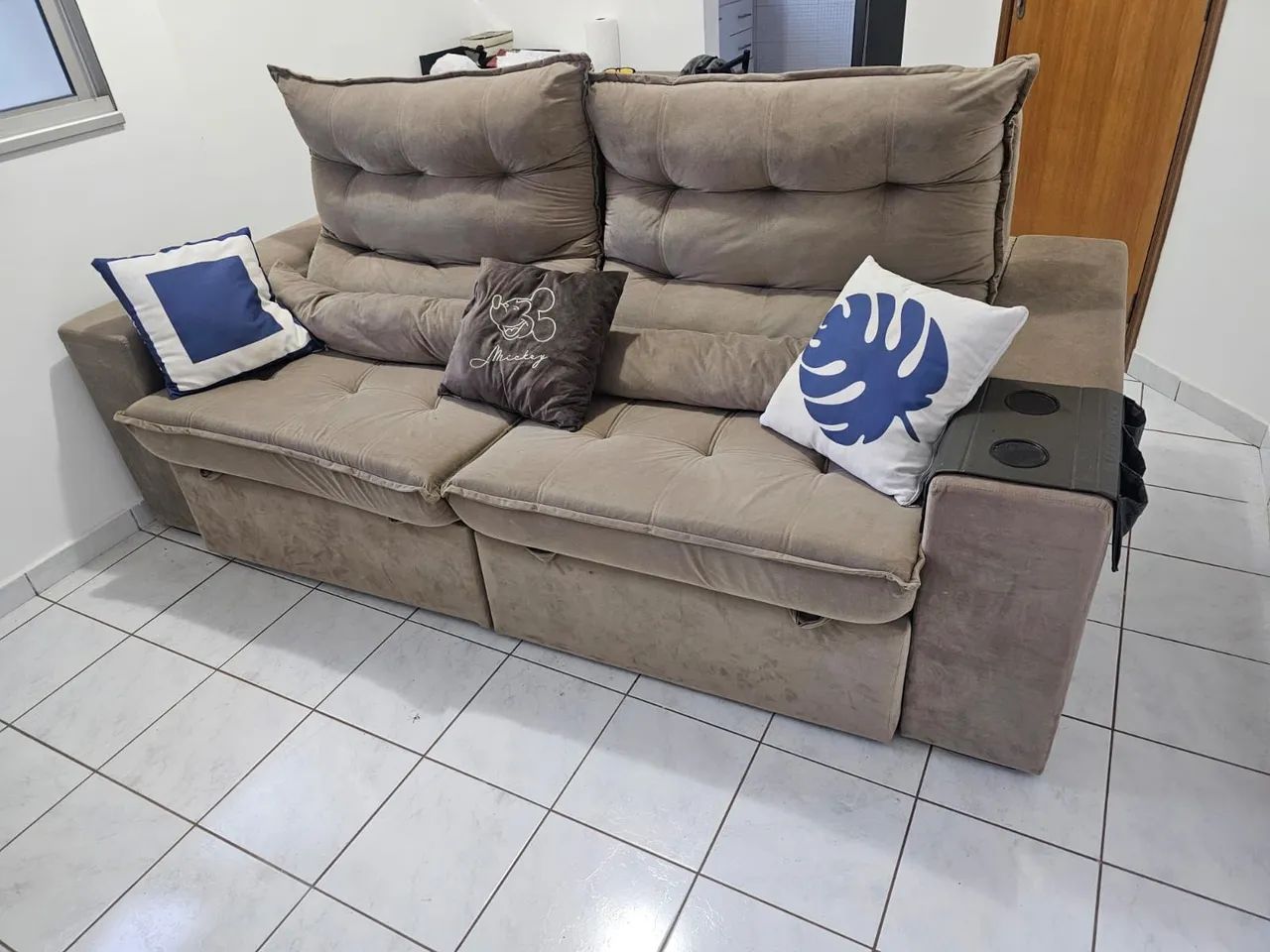 Sofa retrátil semi novo em tecido suede - Foto 2