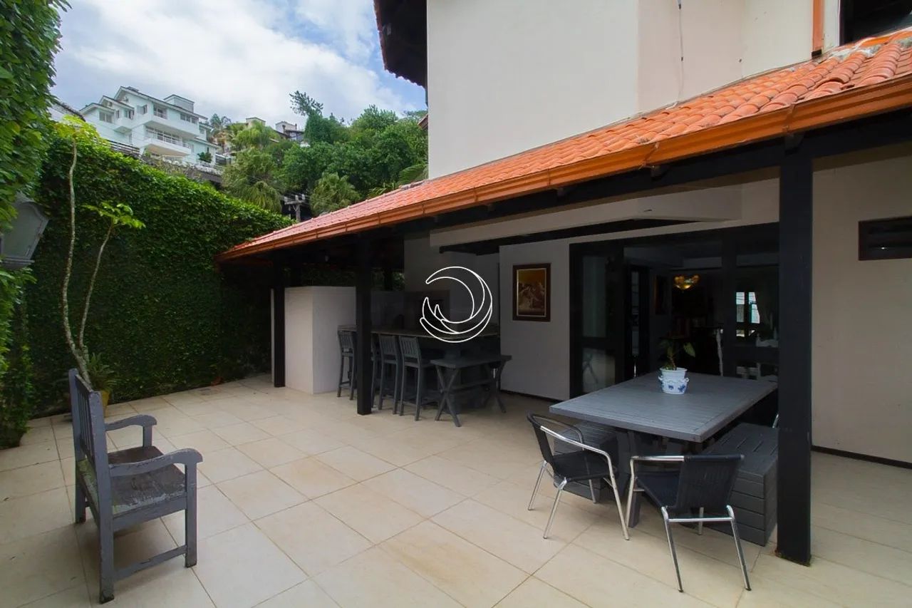 Casa Residencial de 5 dorms no bairro Centro