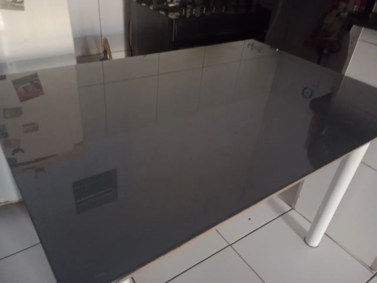 Mesa com tampa de vidro