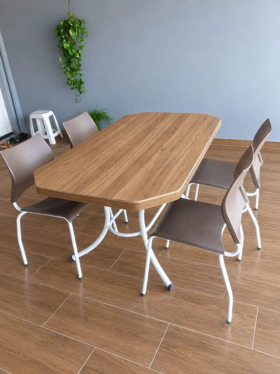 Vendo mesa com 4 cadeiras usadas 
