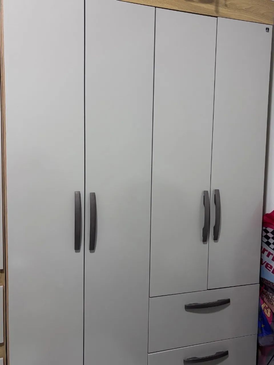 2 guarda-roupas , com 6 meses de uso. 