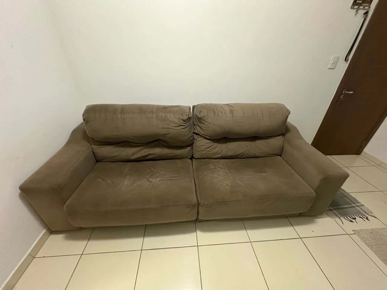 SOFÁ RETRÁTIL DE 4 LUGARES - MARROM CLARO  - Foto 2