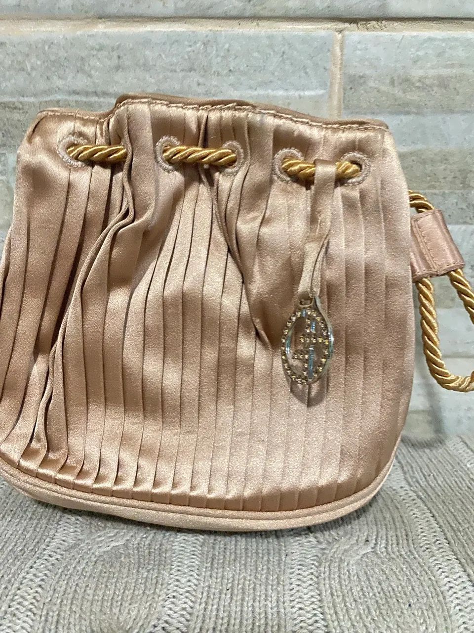 Bolsa estilo (bucket) da renomada grife Giorgio Armani