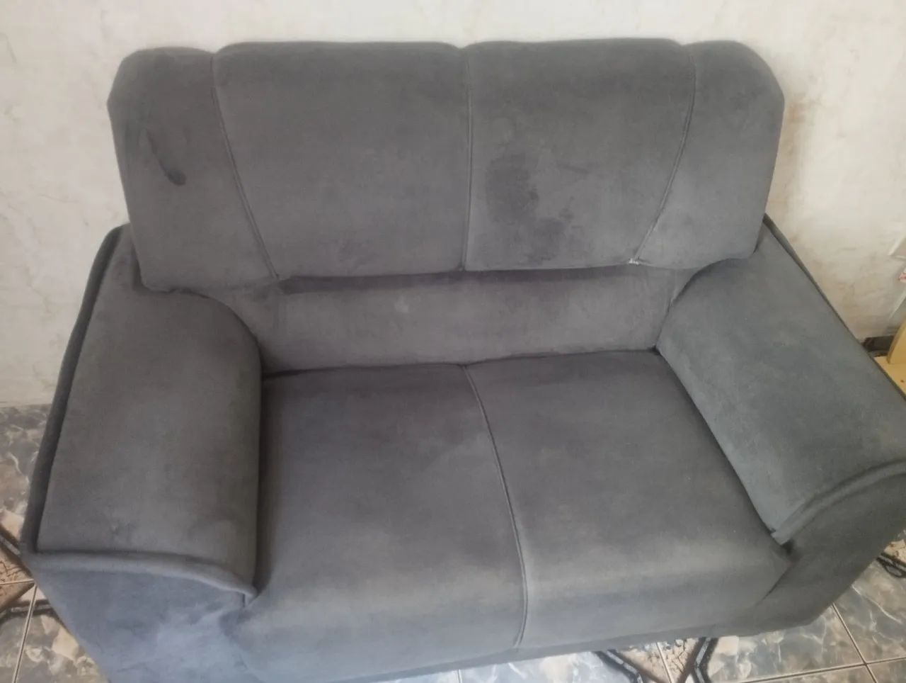 SOFA 2 LUGARES SUEDE NA COR CINZA - Foto 2