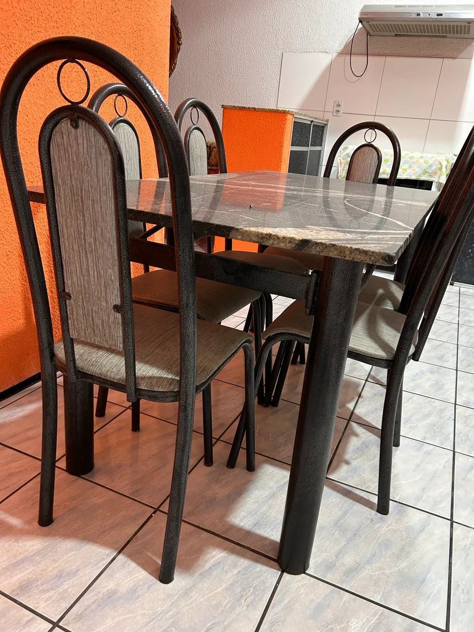 Mesa de Jantar em Granito com 6 Cadeiras - Excelente Estado - Foto 3