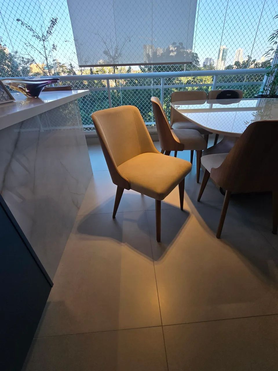 Mesa de jantar e 8 cadeiras - Foto 4