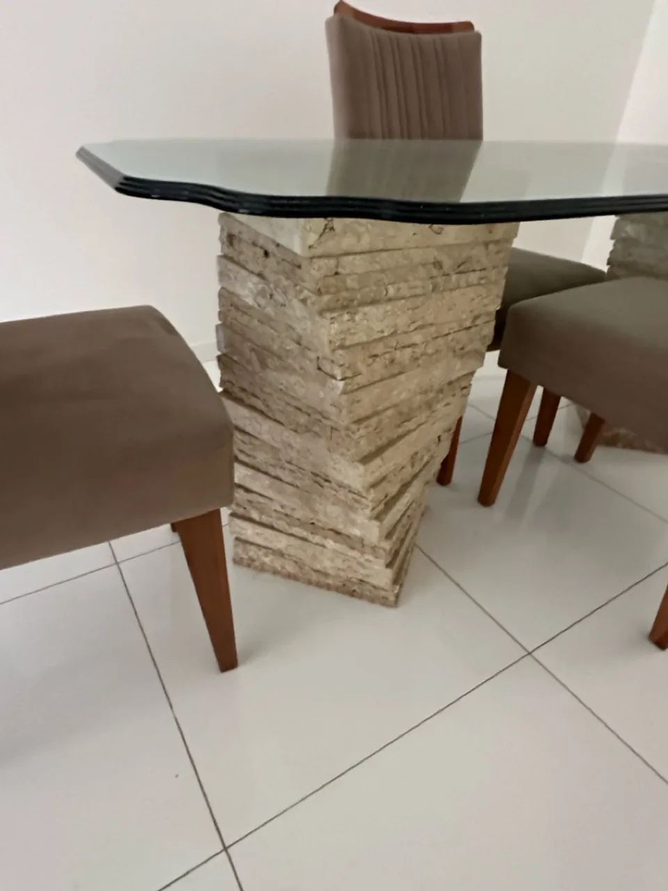 Mesa de vidro e pe de travertino