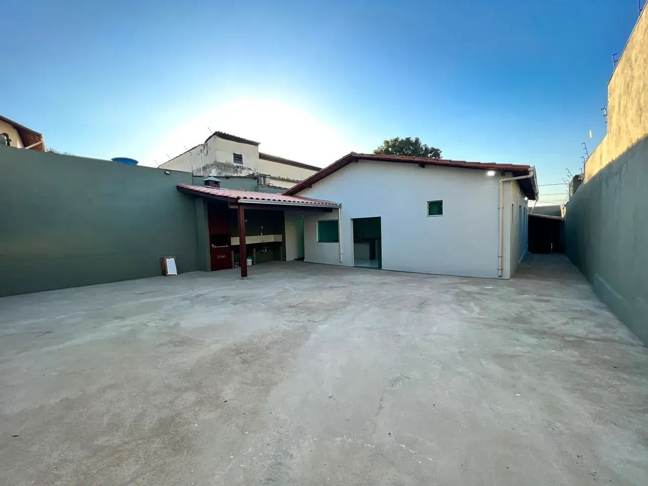 Casa com 4 quartos sendo 1 suíte 4 banheiros 2 vagas