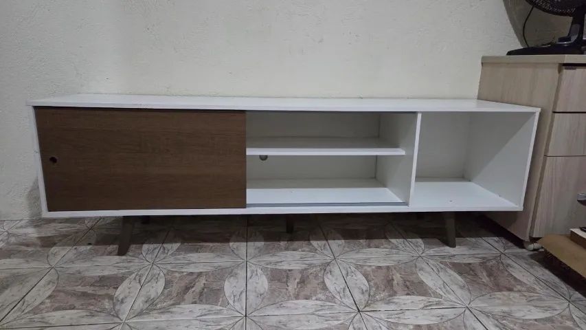 Rack Madesa Dubai para TV até 65 Polegadas com Pés - Branco com detalhes Marrons - Estilo  - Foto 2