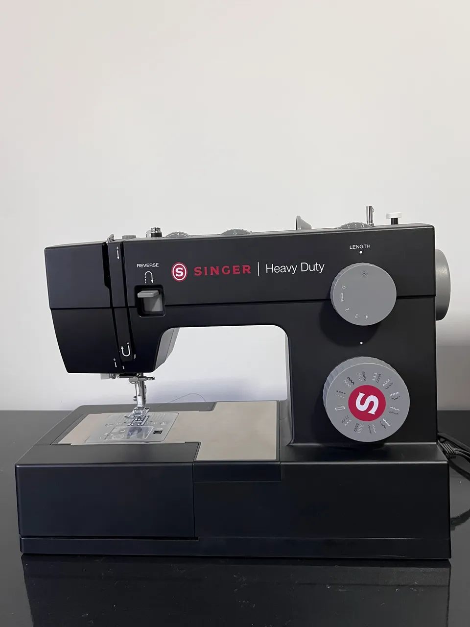 Máquina de Costura Singer HD 4423 preta (220V) - Foto 3