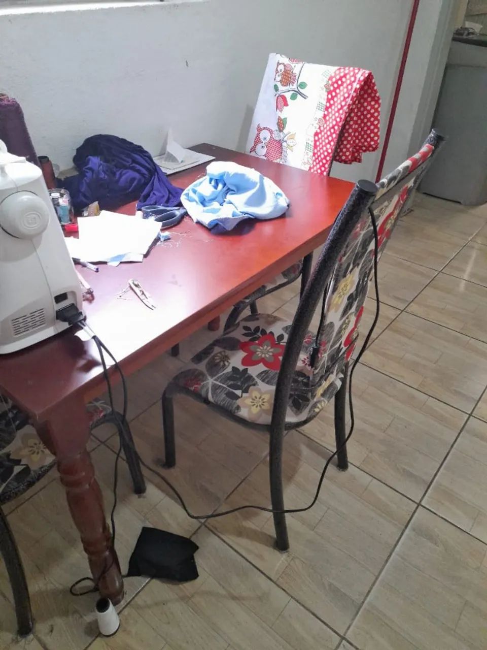 Mesa retangular com cadeiras estampadas 