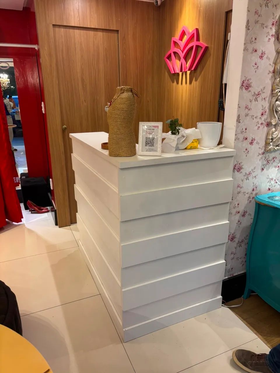 Mesa, Puff, bancada de vendas e espelho retrô  - Foto 2