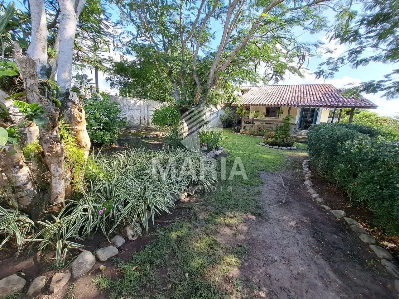 Casa solta à venda em Gravatá/PE! Com amplo terreno!