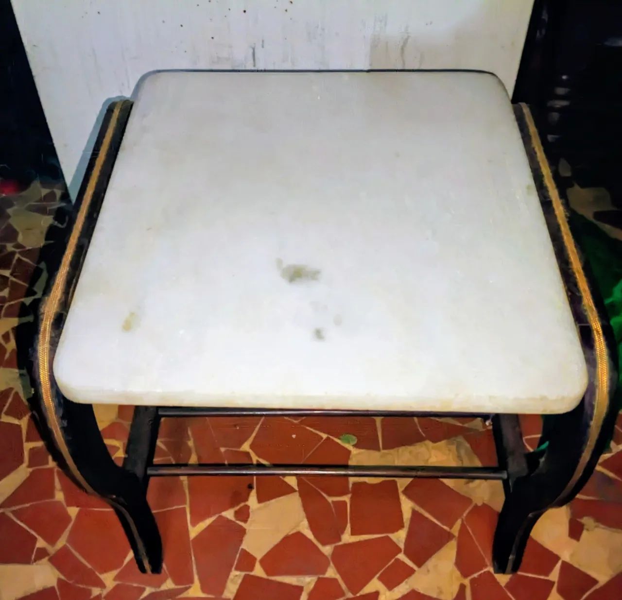 Sofá de couro 2 lugares, mesinhas de mármore e cadeiras  - Foto 3