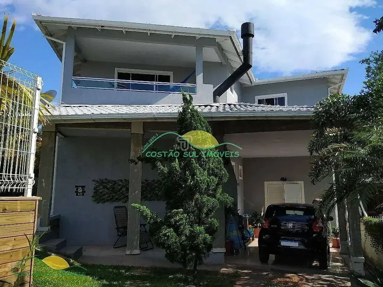 Edificação com 2 casas. Interessante para residir e gerar renda, dista a 390 m da Praia do