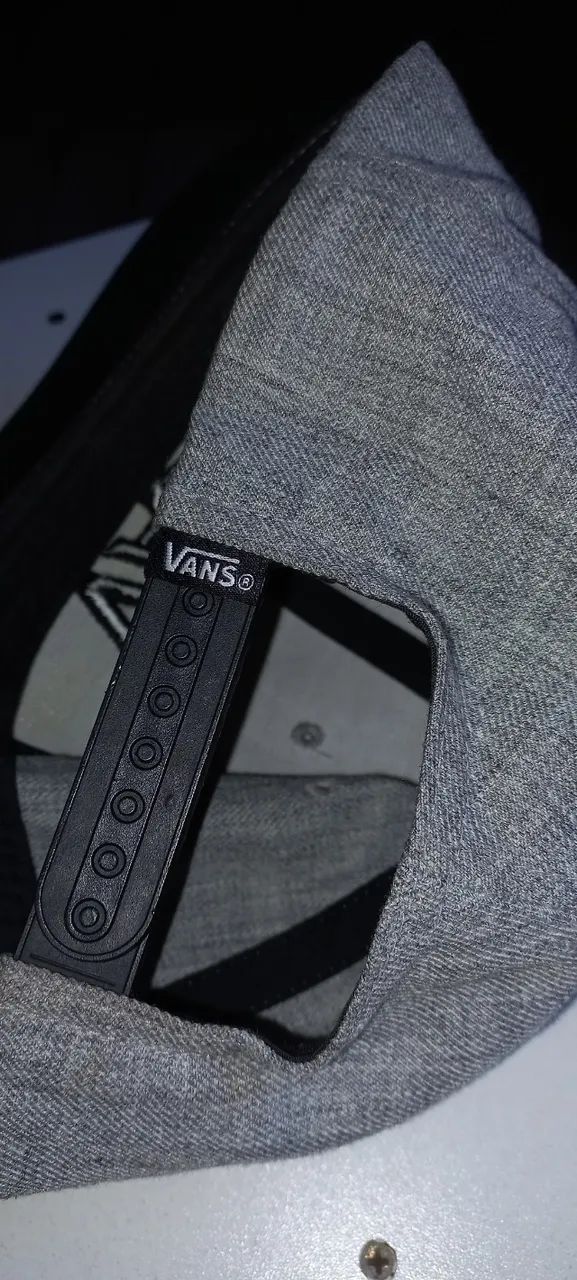 Boné Vans Drop V II Snapback cinza e preto com aba reta e o logo bordado. - Foto 2