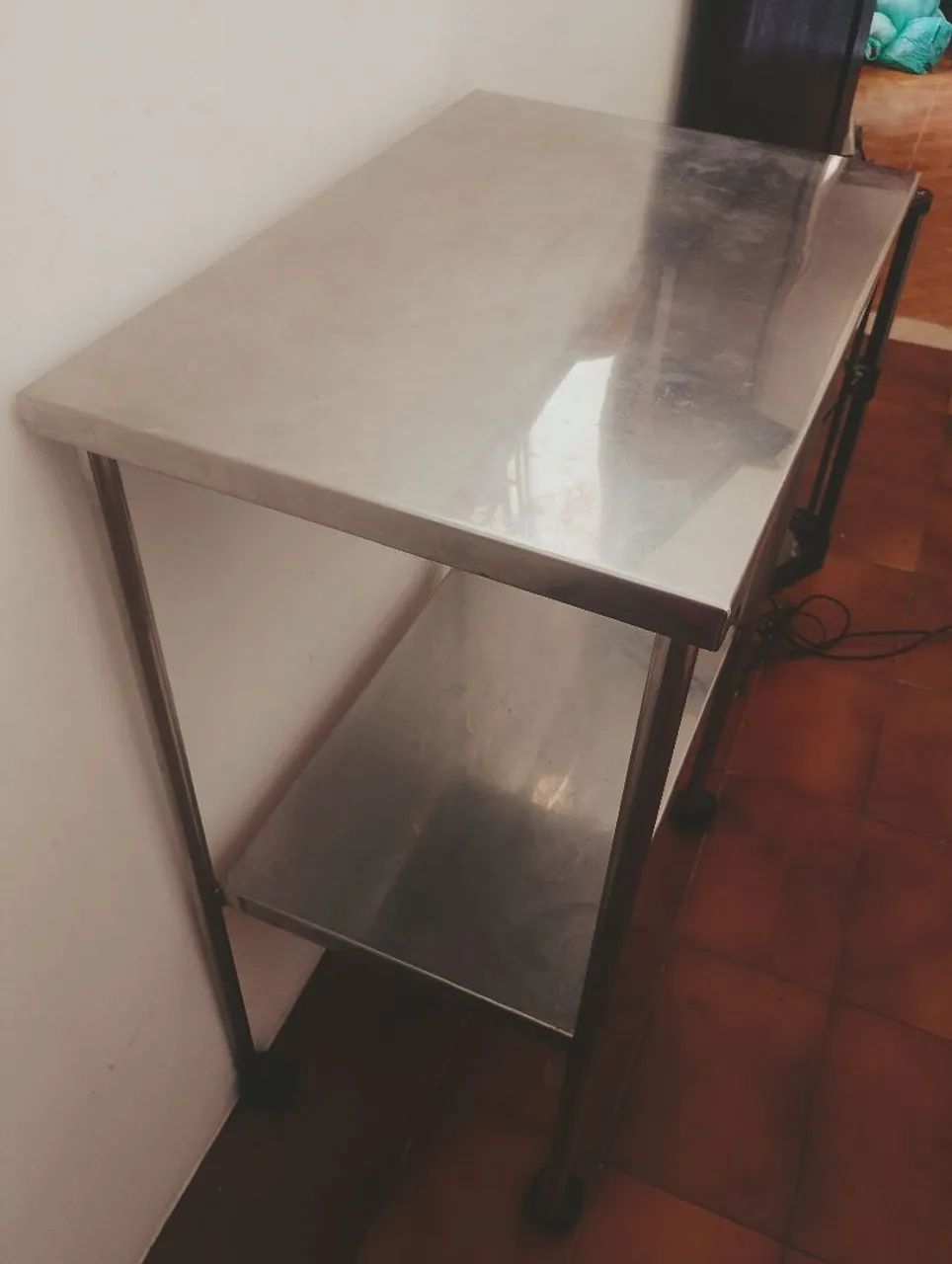 BANCADA DE INOX 0,60CM X 0,42CM, DUAS PRATELEIRAS E RODINHAS - Foto 2