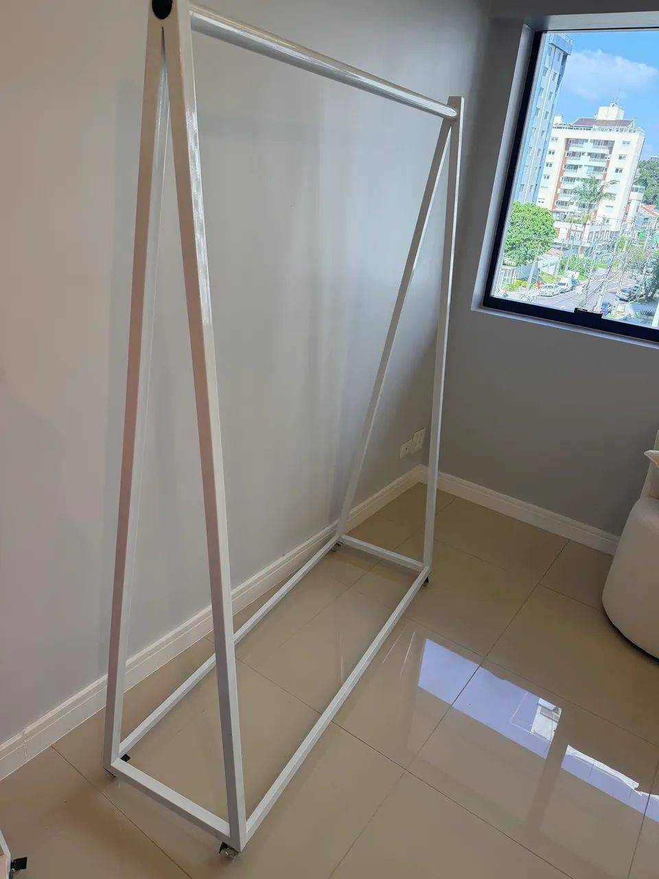 Arara de roupa branca com rodinha de metal  - Foto 5