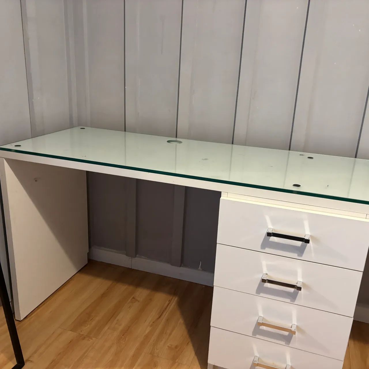 Bancada de quarto de MDF branco com vidro  - Foto 5