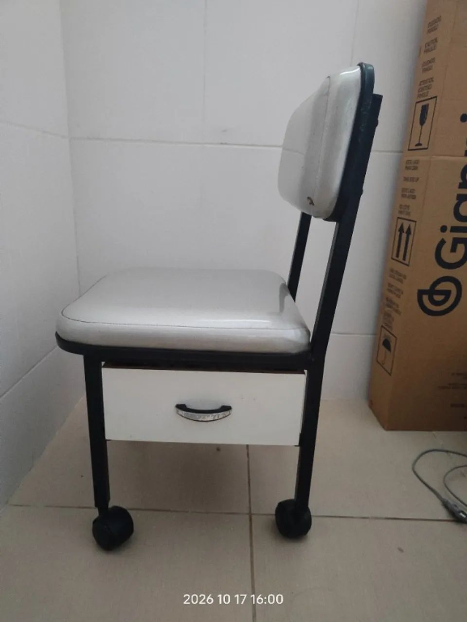 Cadeira manicure em ótimo estado 
