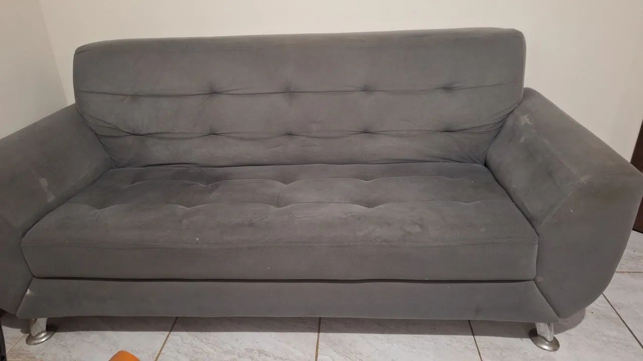Vendo sofá em bom estado, só precisa de limpeza, não entrego.
