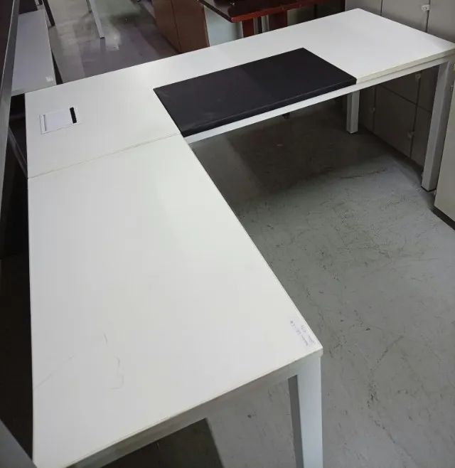 Mesa em L com entrada de tomadas para escritório - Foto 5