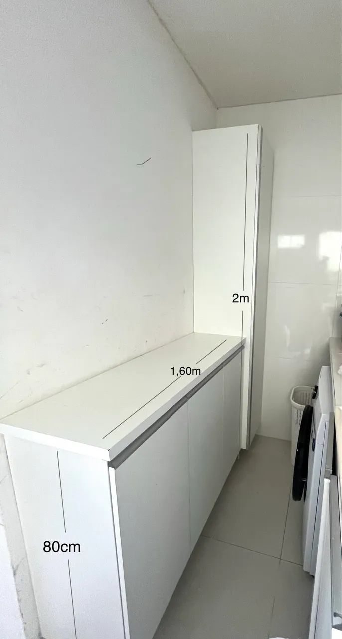 Armários e mesa em marcenaria, cadeiras e cortinas - Foto 2