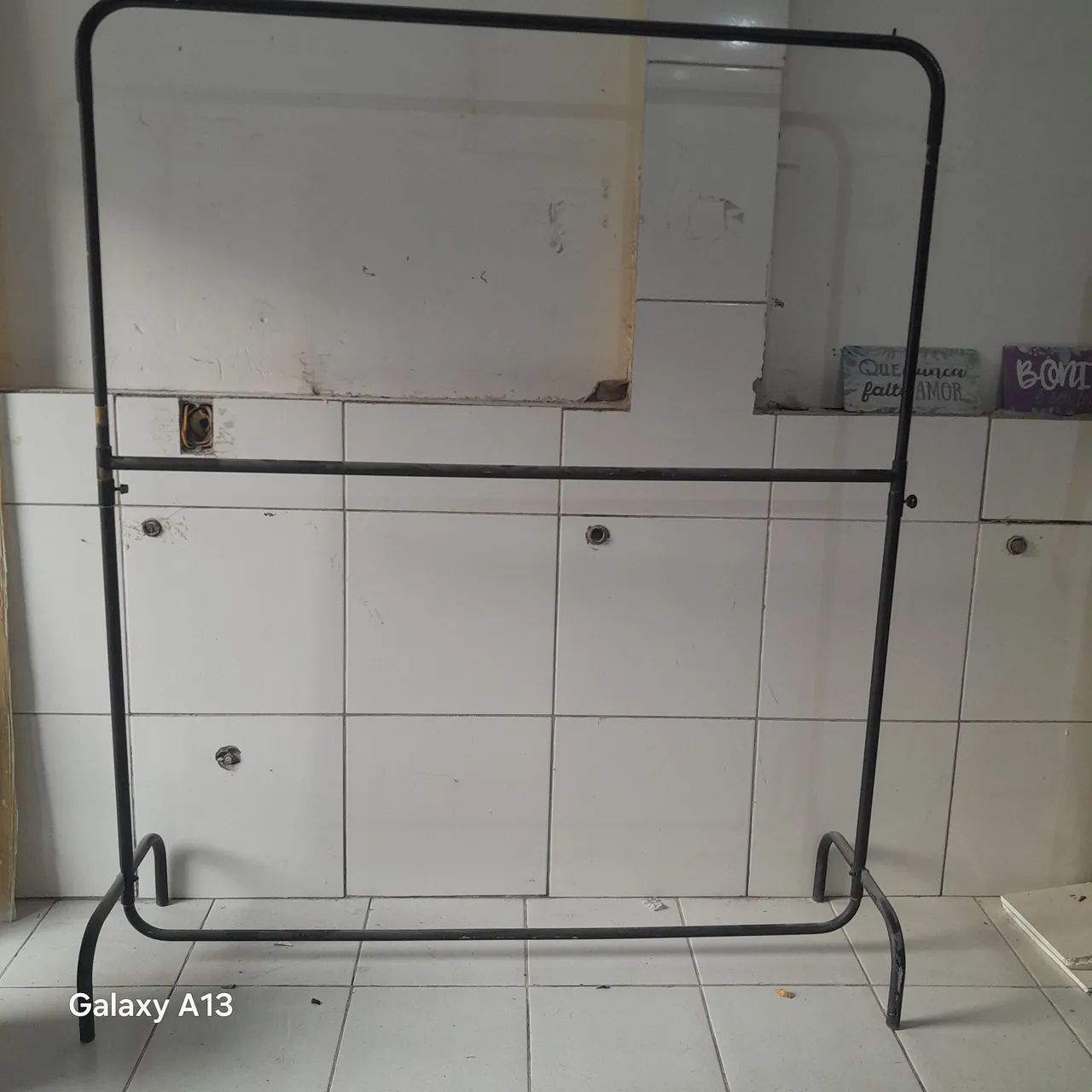 Arara de roupas cuida pra vender logo 