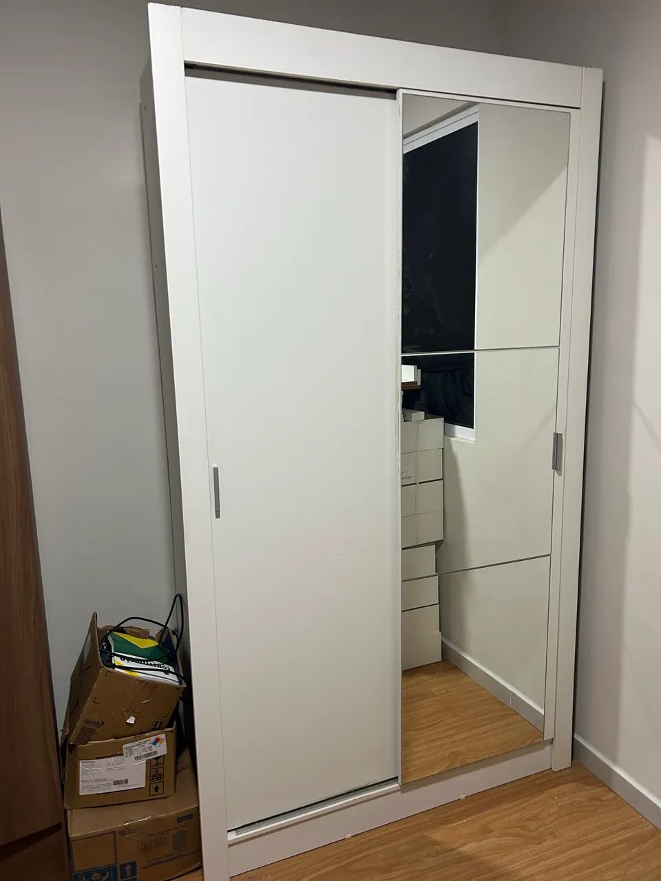Guarda-roupa branco com espelho 2 portas