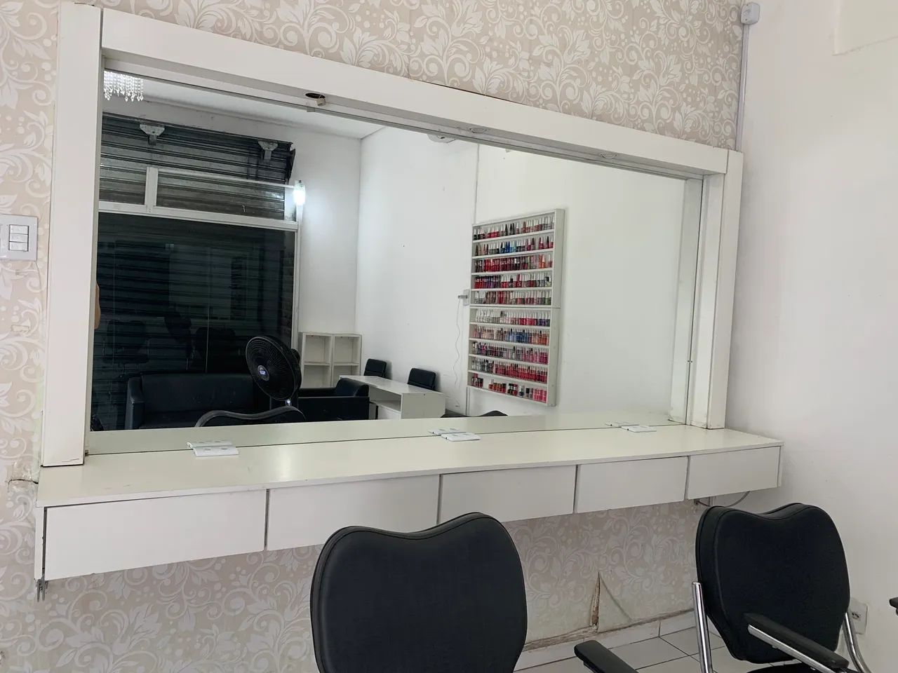 Bancada para salao com espelho