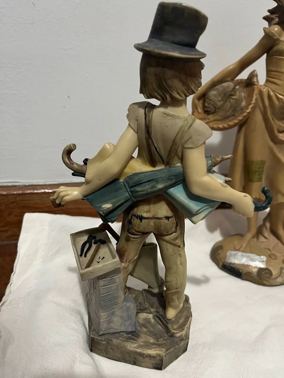 As duas Estatuetas antigas pelo preço.  - Foto 3
