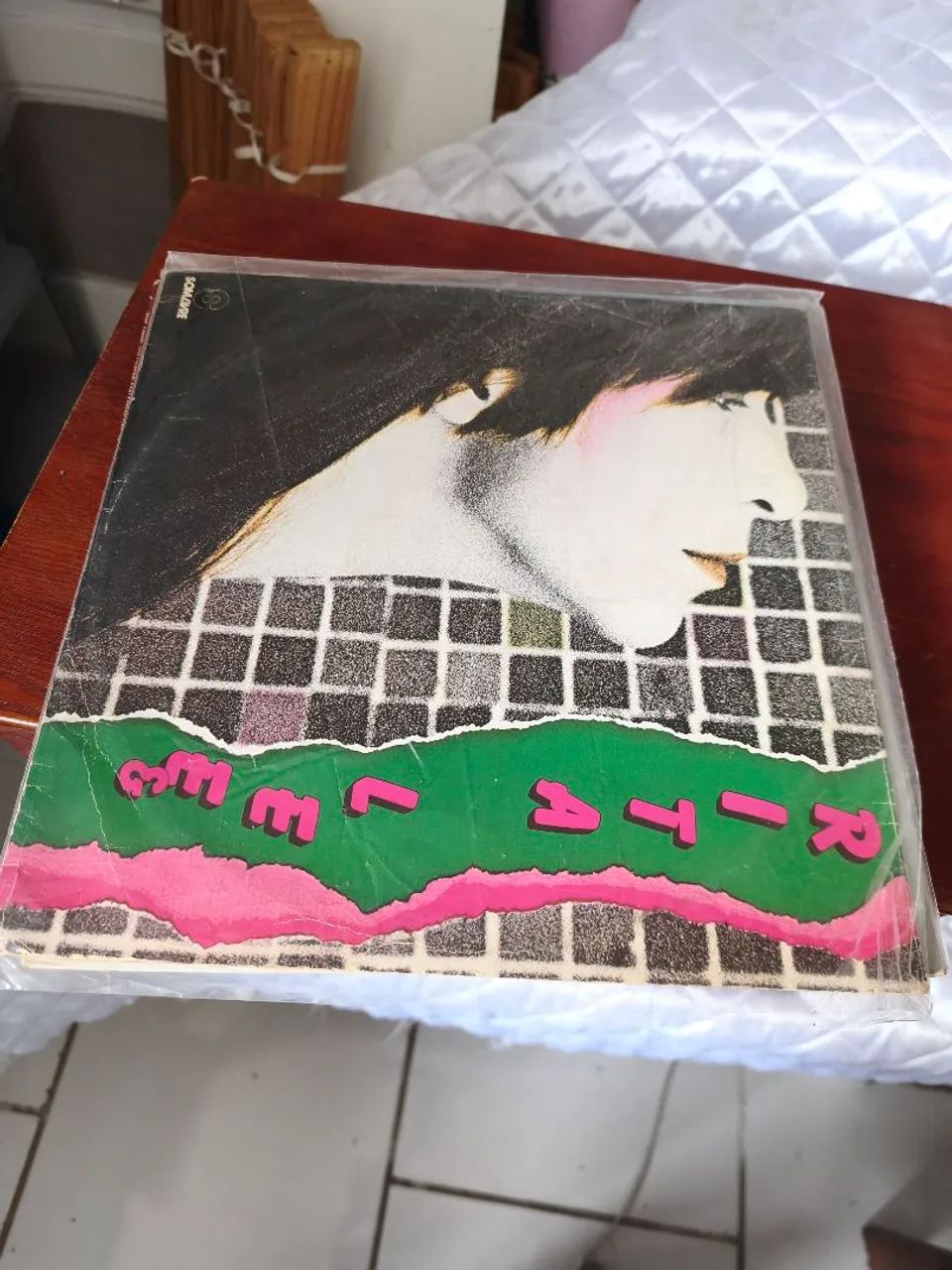 Rita Lee (Capa com faixa verde/rosa e fundo quadriculado)