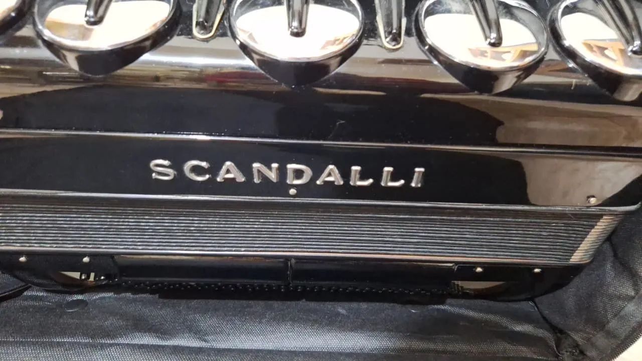 Acordeon Scandalli 120 Baixos.  - Foto 2