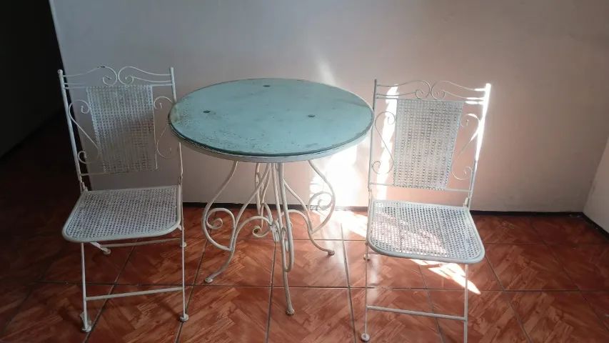 Mesa com duas cadeiras