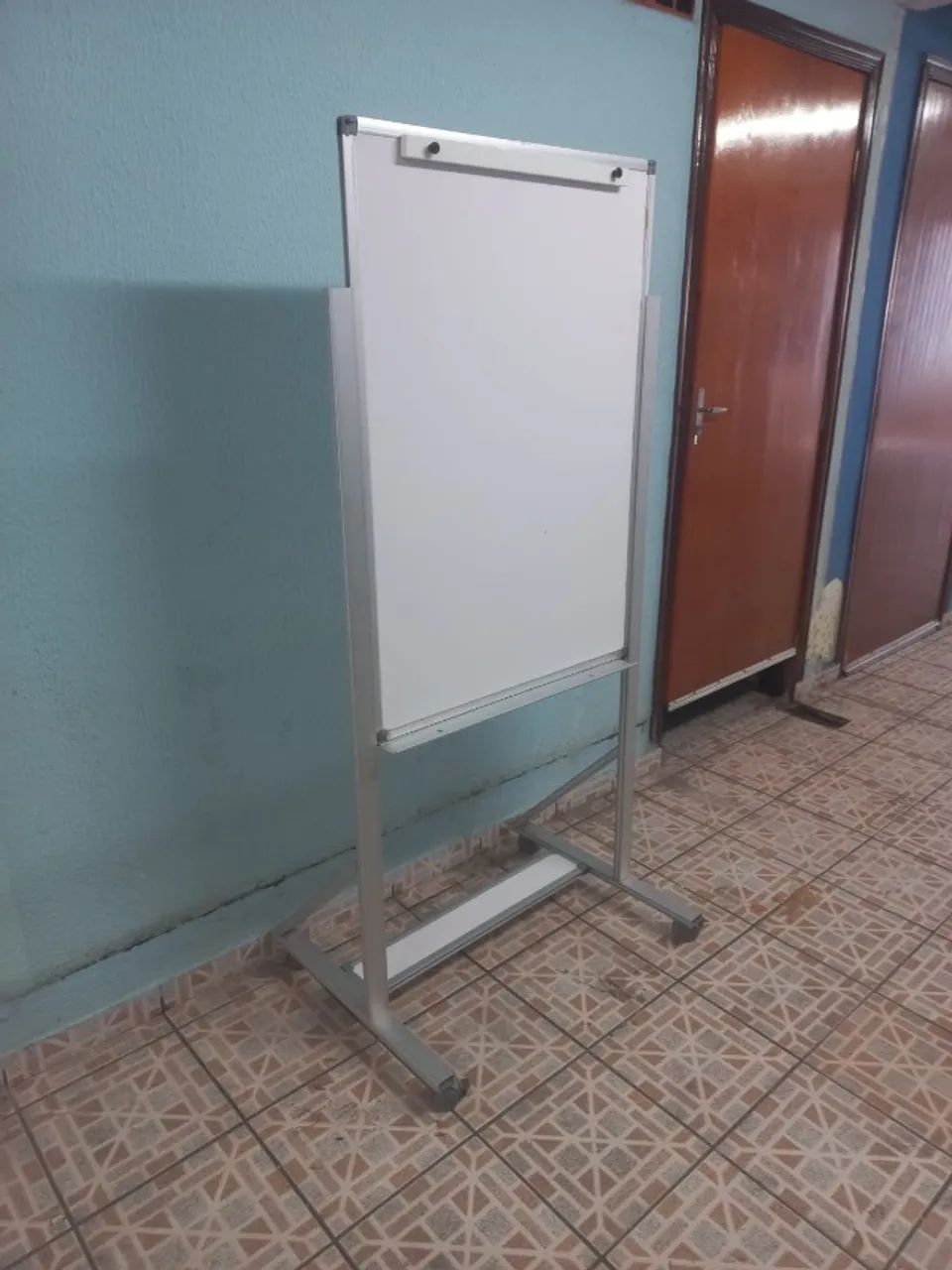 Cavalete Flip Chart Magnético em Alumínio com Rodas Branco - Foto 5