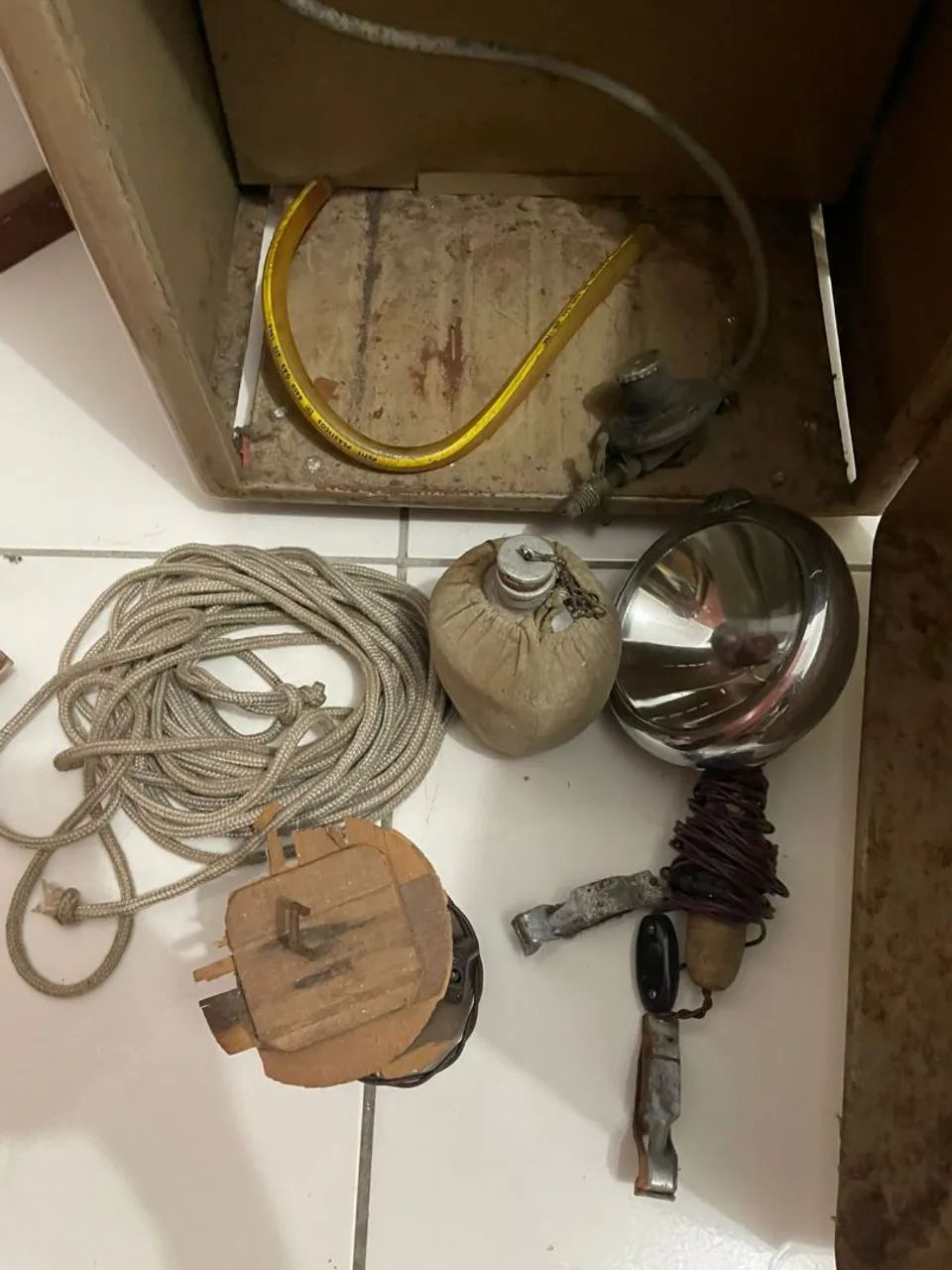 Estufa a gás com objetos 