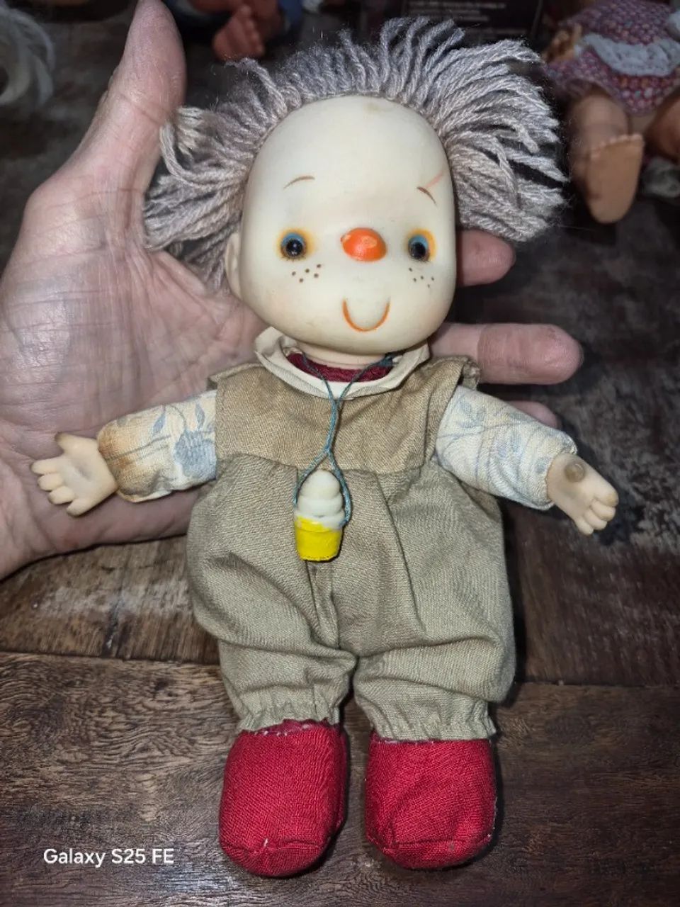 Boneca Sorvetinho da Estrela dos anos 80, reconhecível pelo pequeno pingente de sorvete