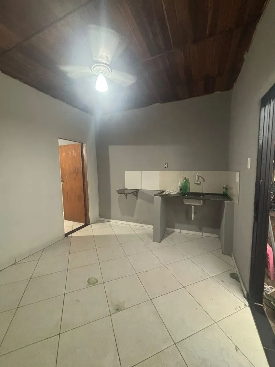 ALUGA-SE KITNET/ BAIRRO AREÃO CUIABÁ. 