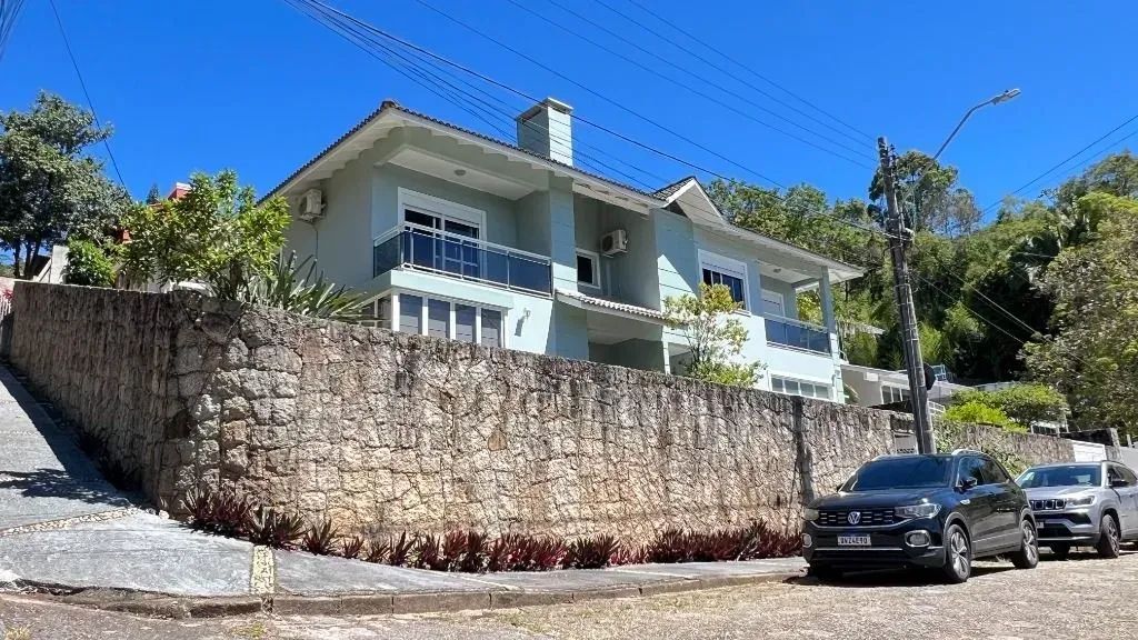 Imóvel para aluguel possui 205 metros quadrados com 4 quartos