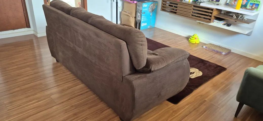 Sofá marrom suede 3 lugares - Foto 2