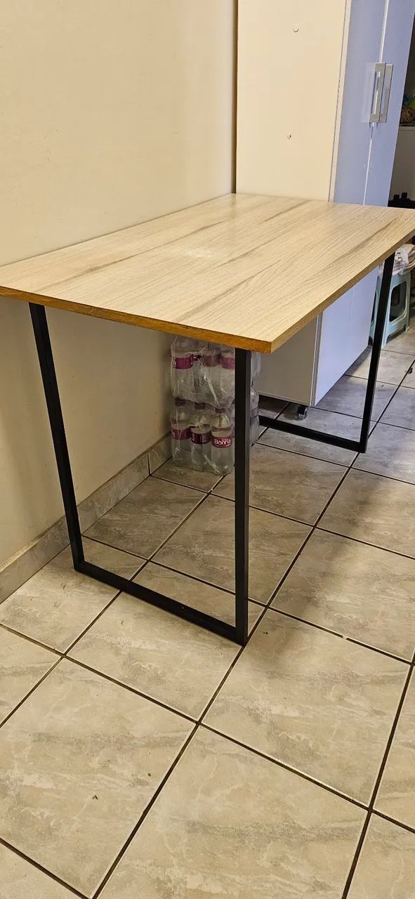 MESA MDF COM BASE EM AÇO 102x60cm
