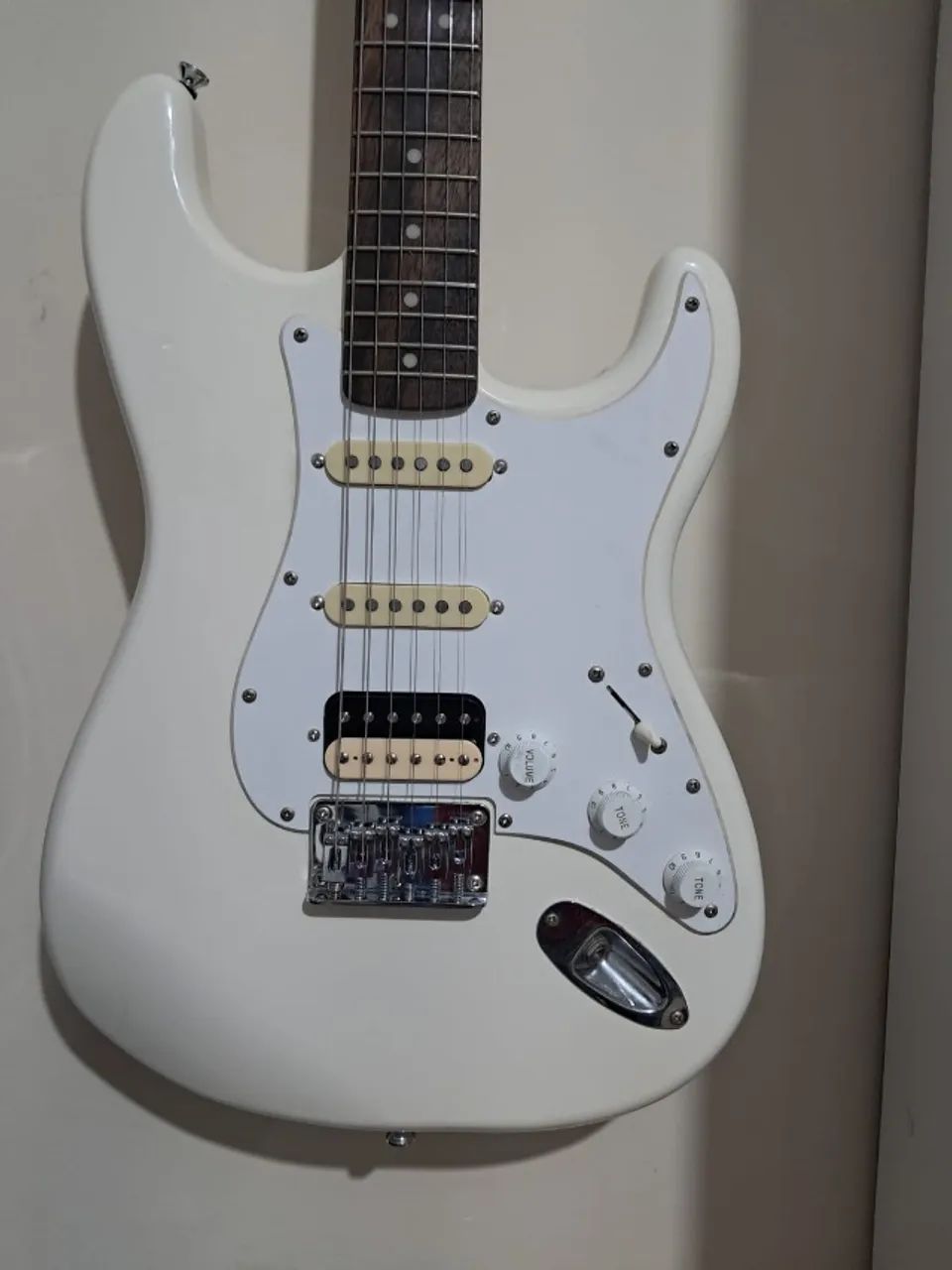 Guitarra Squier Bullet Branca Stratocaster HSS Blindada