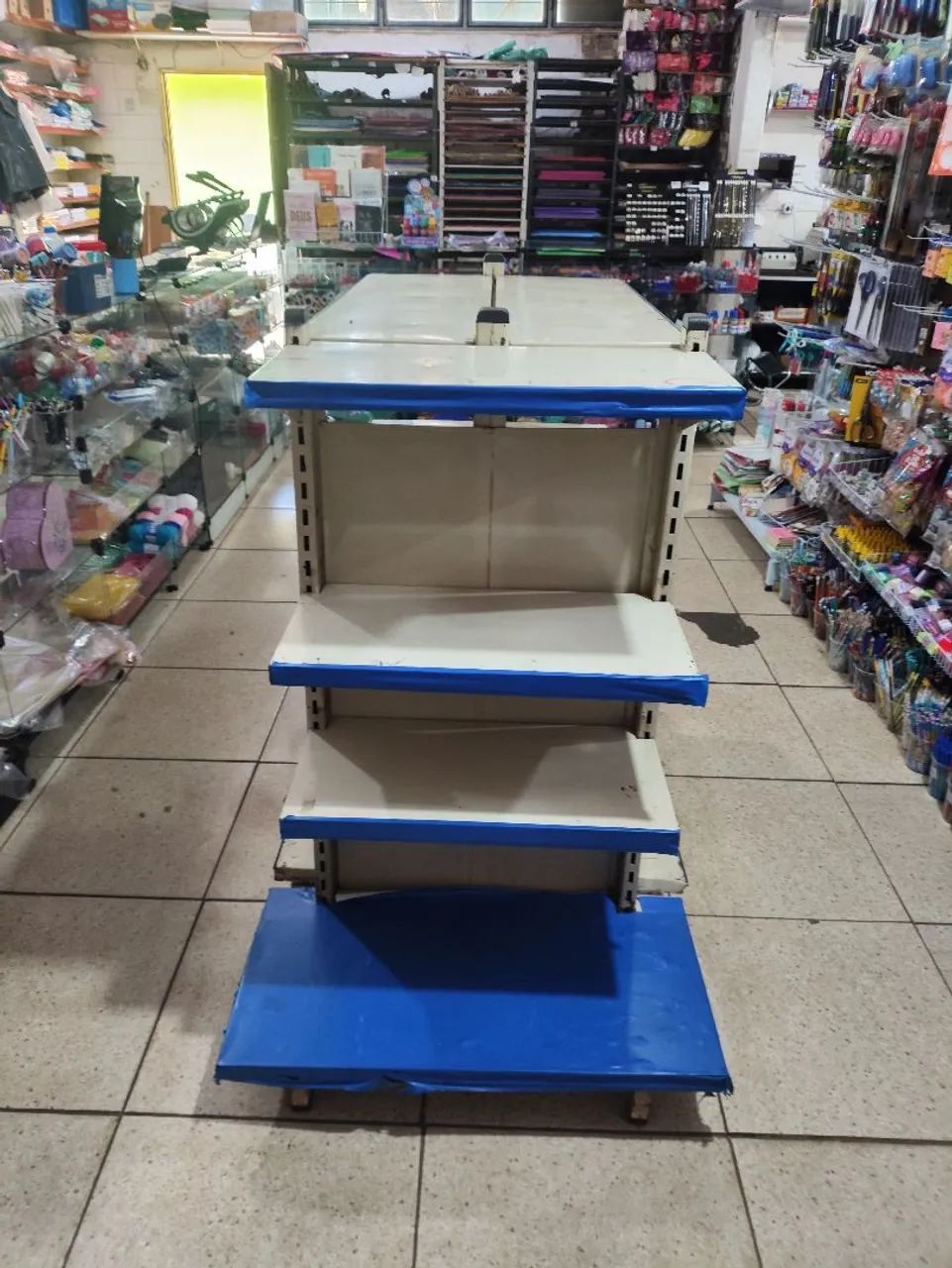 Vendo gôndola usada e bom estado 450.00 - Foto 2