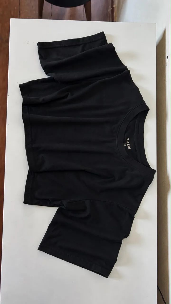 Blusa cropped larga preta 