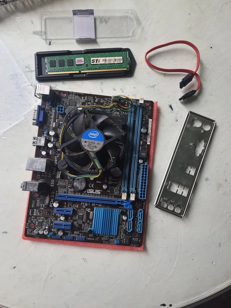 Placa mae  Asus+ processador i3 com ddr3 4gb