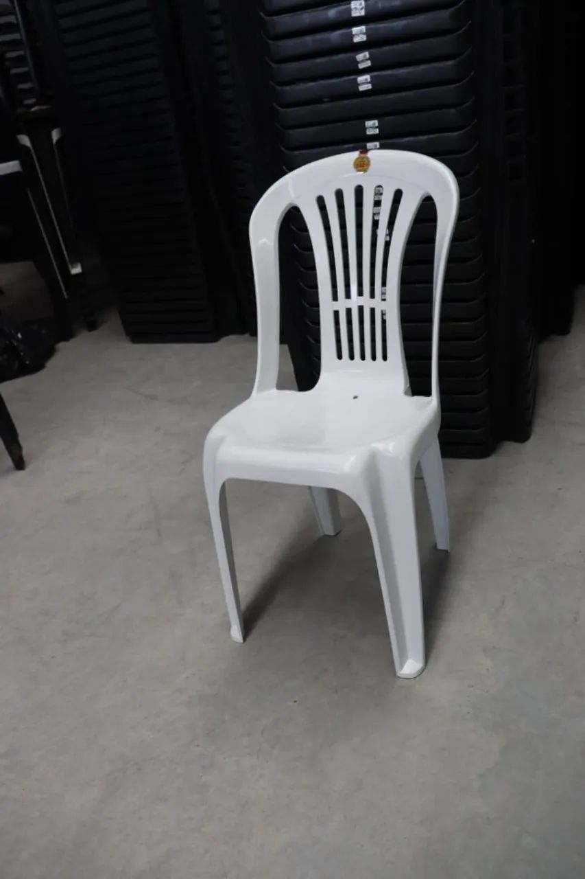 1 unidade de cadeira de plástico branca, temos em estoque - Foto 4